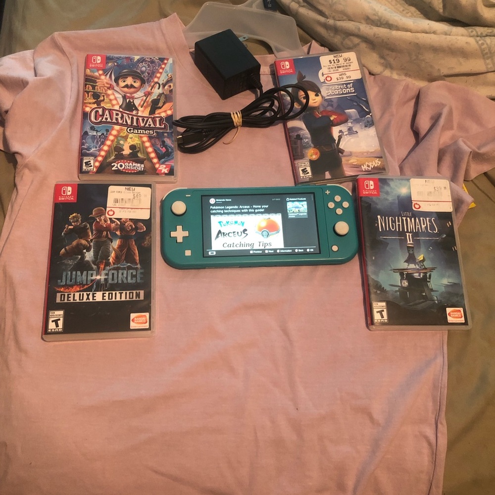 Nintendo switchlight With games Like new no scratches with original charger